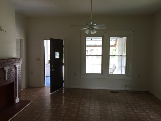 Building Photo - **UPCOMING**4 bedroom / 2 bathroom Home fo...
