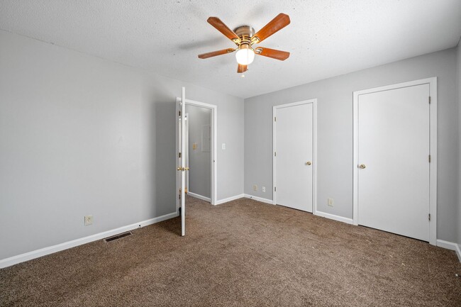 Building Photo - 923 Kingsbury Dr