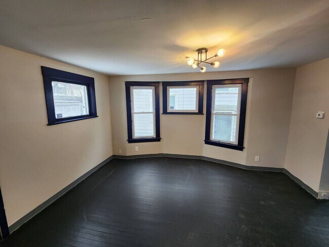 Building Photo - Charming 3-Bedroom Property in Prime Location (Section 8 Vouchers Accepted)