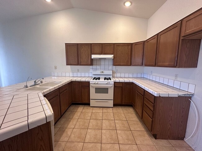 Building Photo - 2 BR 2Ba Home with YARD, Garage, close to Hwy 95 Fort Mohave