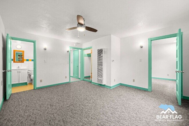 Building Photo - For Rent – 1 Bedroom Back Unit in Mid-Town...
