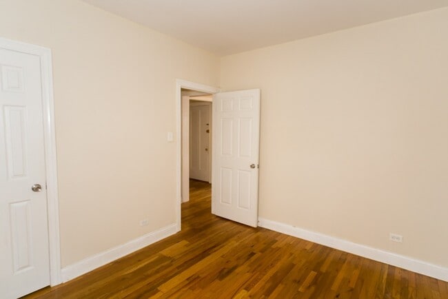 Building Photo - 665 W Cornelia Ave