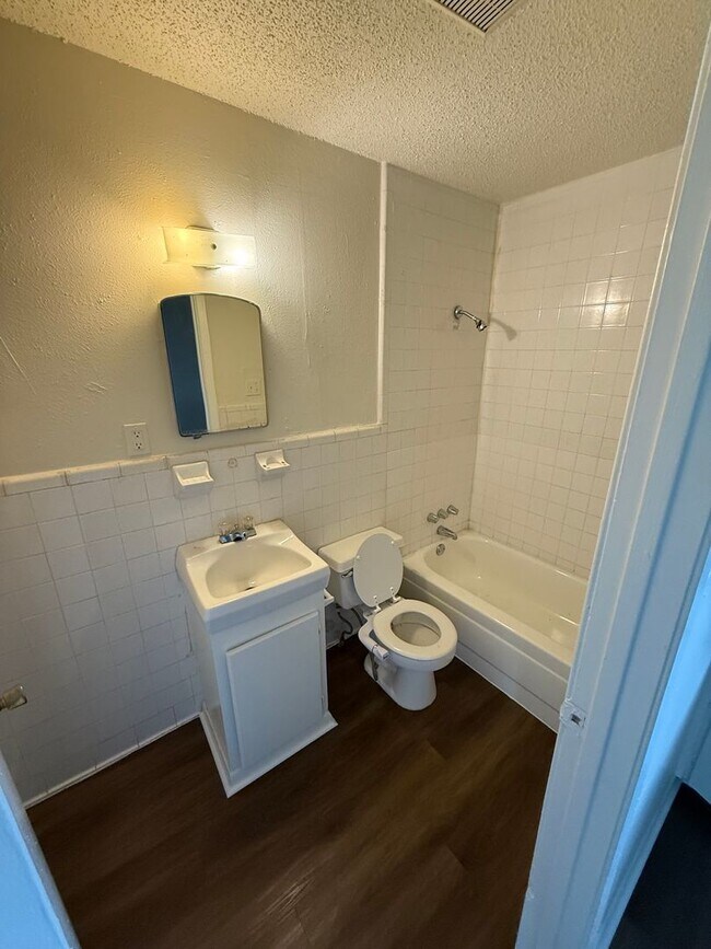 Building Photo - Cozy newly renovated corner lot 3 bedroom 2 bath home available now!