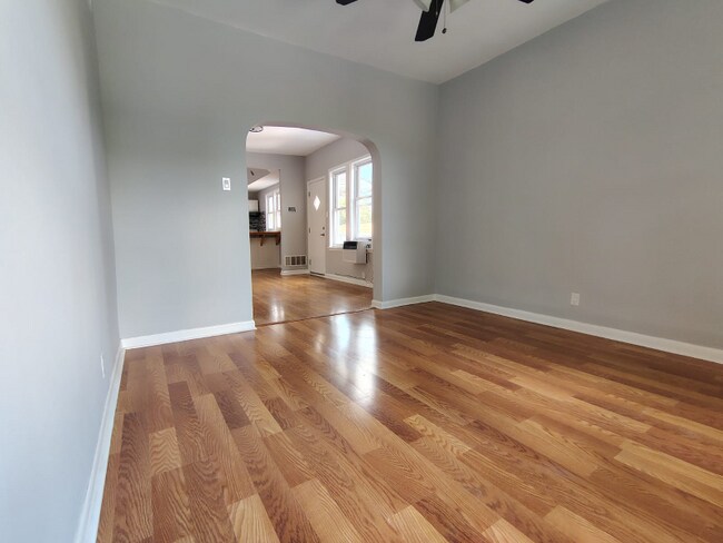 Building Photo - 3338 W Pershing Rd
