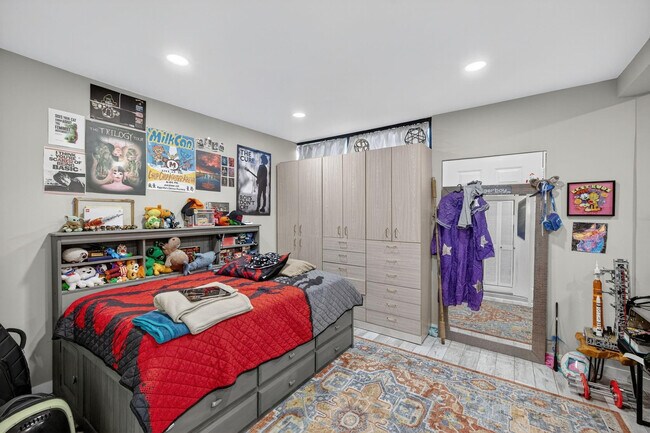 Building Photo - 1570 NE 30th Pl