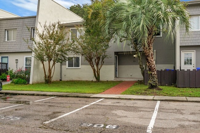 Building Photo - Spacious, Newly Renovated Villa Overlookin...