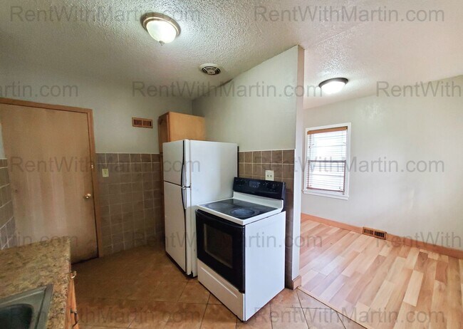 Building Photo - 1112-1114 Byron Ave