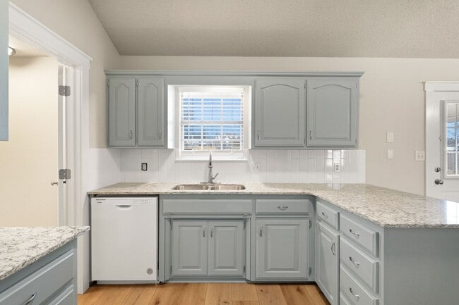 Building Photo - Newly Remodeled Beautiful 3 Bedroom Home