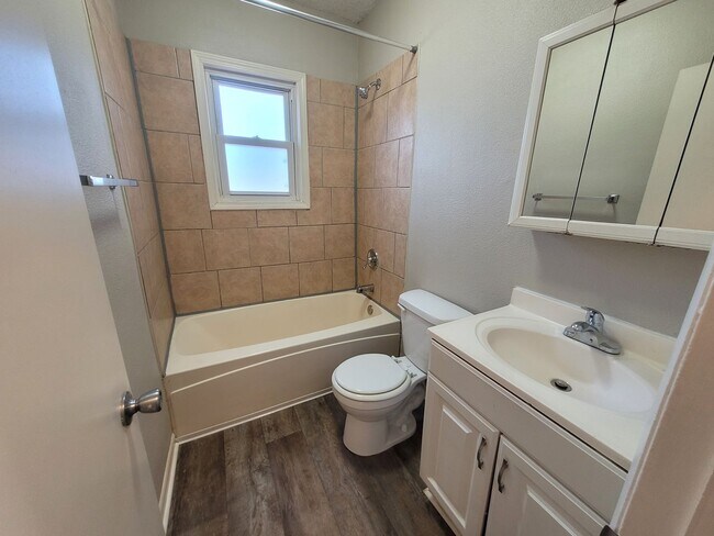 Building Photo - Pet Friendly 2 Bedroom Home with detached garage!