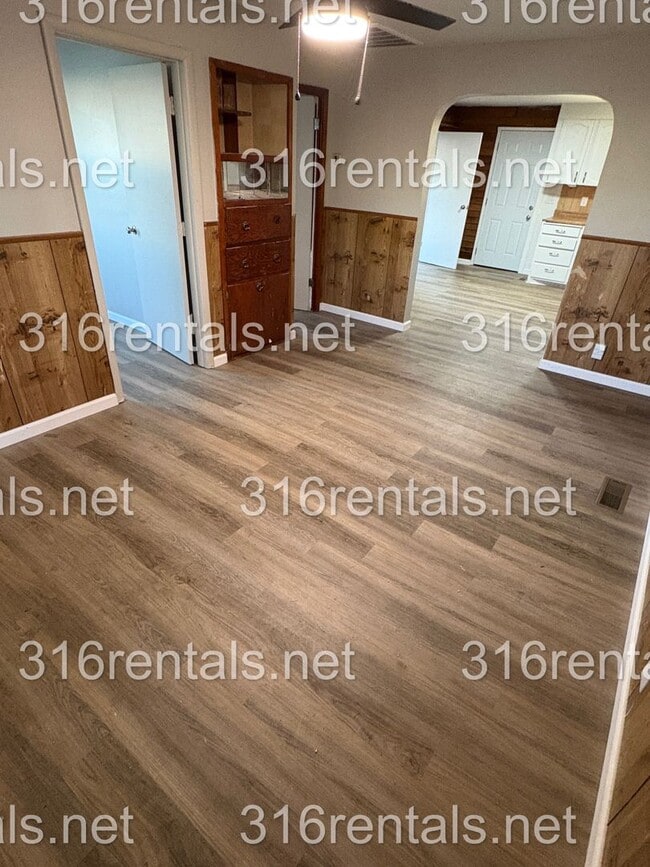 Building Photo - $825 - 2 bed 1 bath - single family home