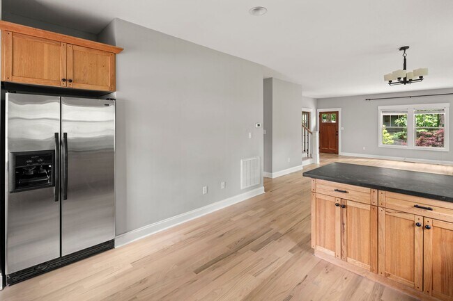 Building Photo - Beautiful Beaverdam Home