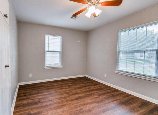 Building Photo - 213 W Jacobs Dr