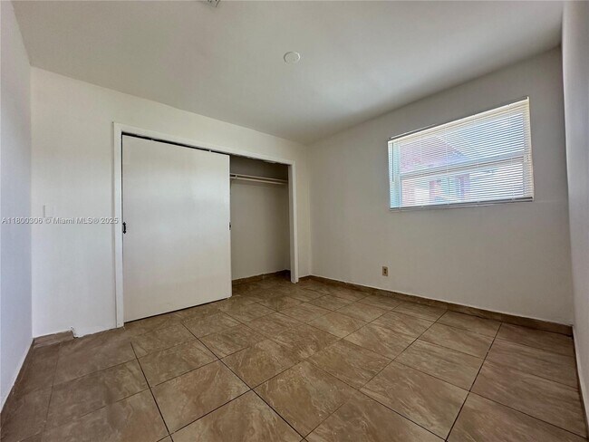 Building Photo - 623 NW 9th Ave