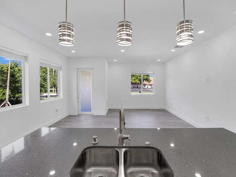 Building Photo - 760 SW 10th St