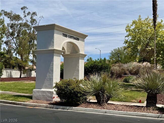 Building Photo - 276 Heatherstone St