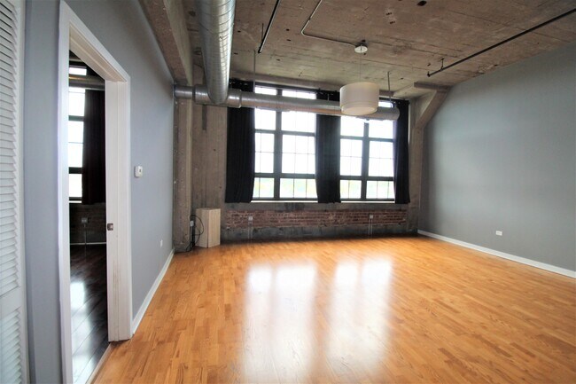 Building Photo - 3963 W Belmont Ave