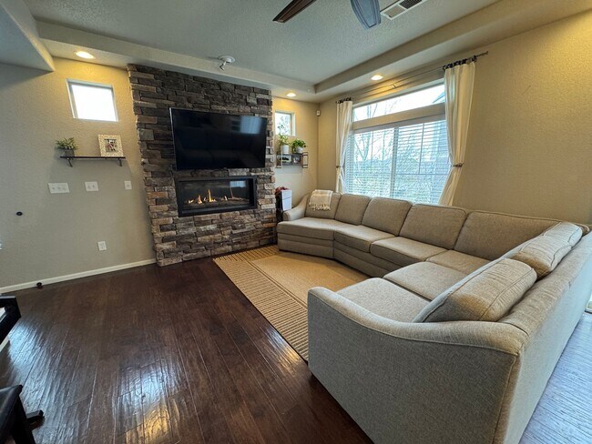 Building Photo - 3 Bedroom, 4 Bathroom Home on a Corner Lot...