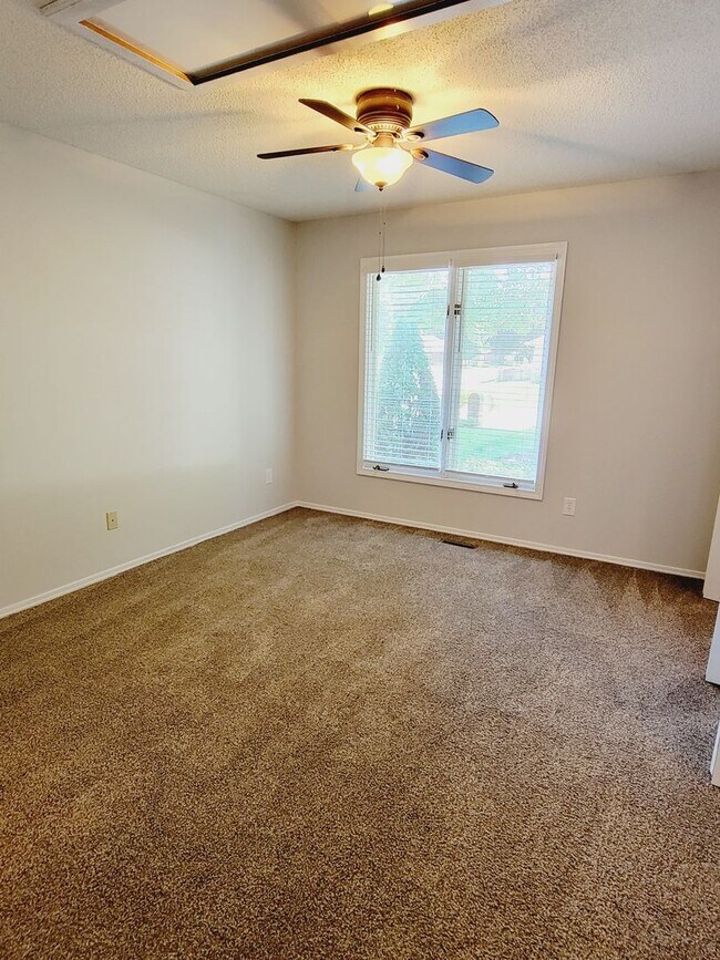 Building Photo - Primrose Market Place Area - Mission Hills Subdivision