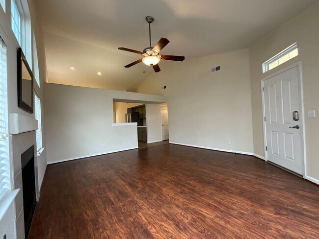 Building Photo - 2820 E Eclipse Ave