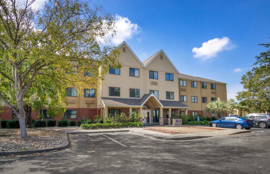 Building Photo - Furnished Studio-Charleston - Airport