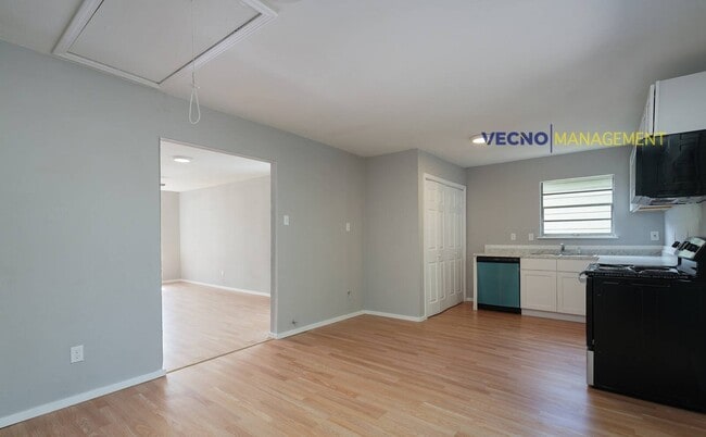 Building Photo - 435 W Bedford Ave