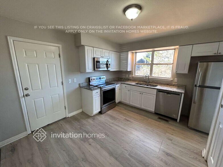 Building Photo - 5703 E 123rd Dr