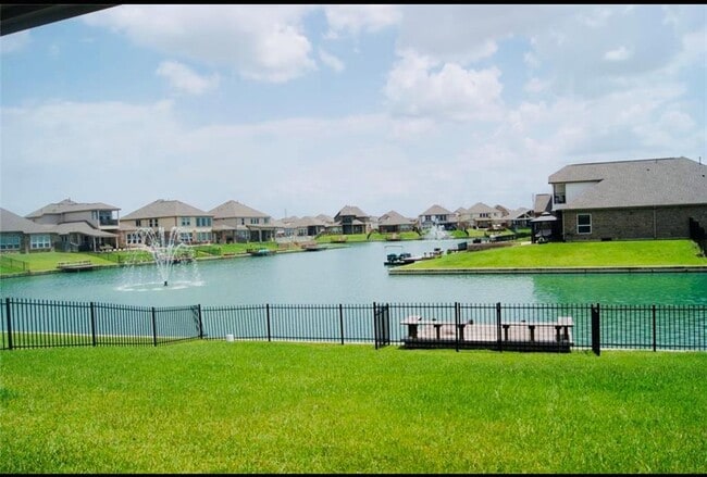 Building Photo - 24319 Bello Everett Lake Dr