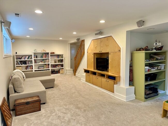 Building Photo - Spacious 4 Bedroom Home Minutes from Green...