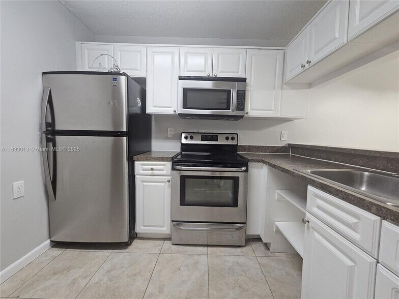 Building Photo - 14107 Glenmoor Dr