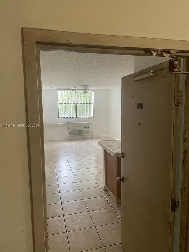 Building Photo - 2401 Riverside Dr