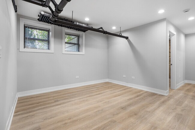 Building Photo - 6931 N Lakewood Ave