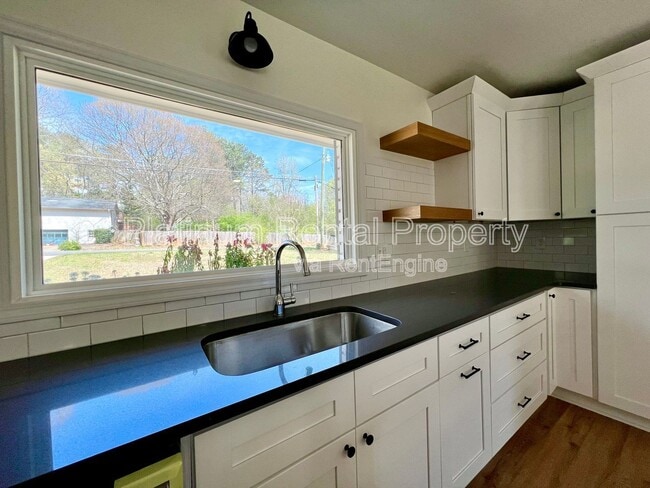 Building Photo - 212 Fernbank St