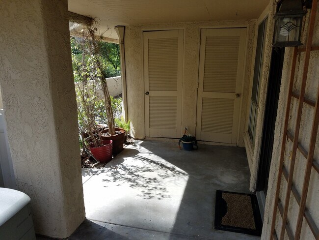 Building Photo - 1 BED/ 1 BATH CONDO