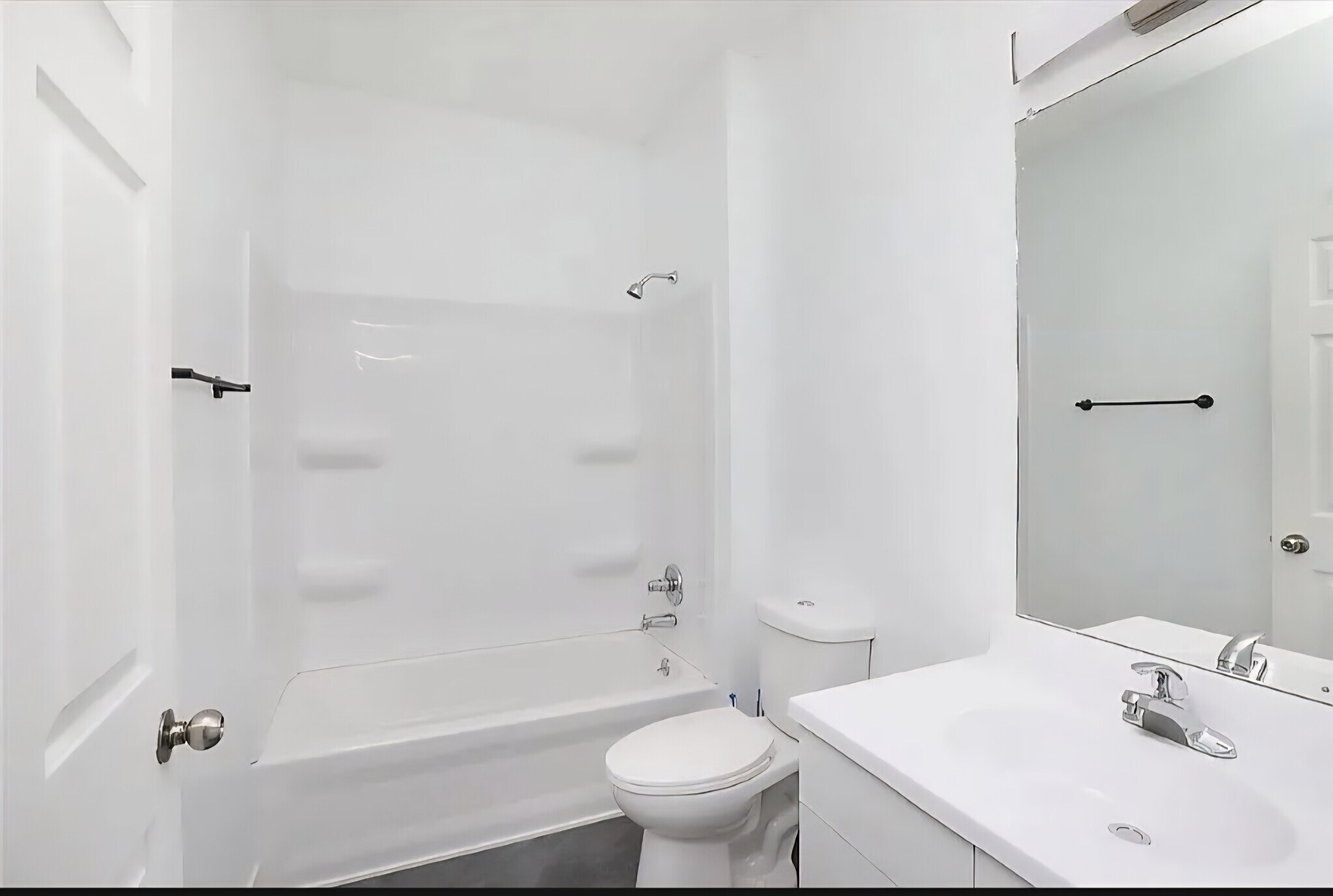 Building Photo - 1760 SE LA Grant Pkwy