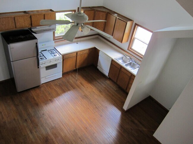 Building Photo - 403 S Poplar St