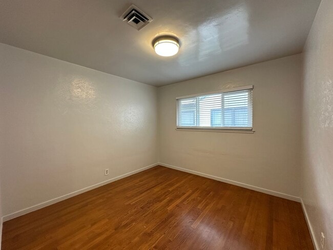 Building Photo - Great Location near McKinley Park!