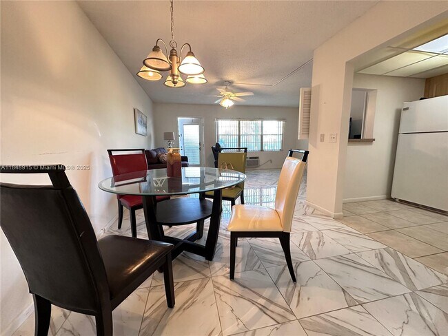 Building Photo - 569 Fanshaw N