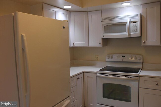 Building Photo - 6210 Cottonwood St