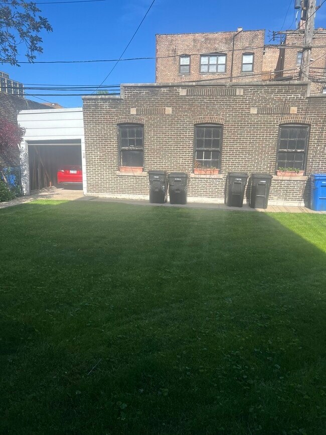 Building Photo - 6815 S Crandon Ave