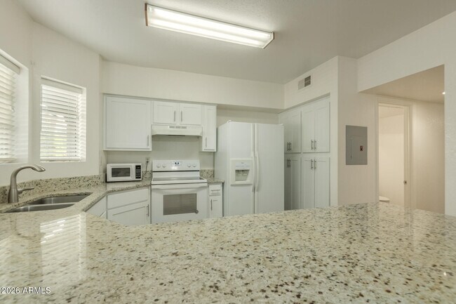 Building Photo - 1446 E Grovers Ave