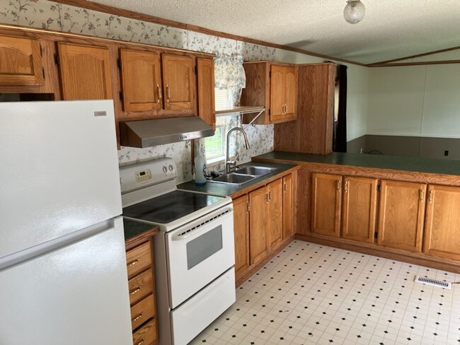 Building Photo - 3 bed, 2 bath Trailer house with outer sto...