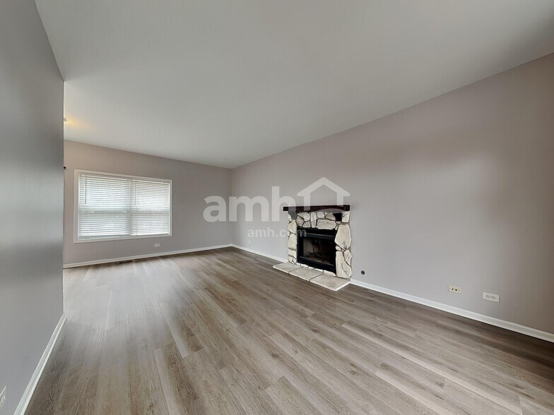 Building Photo - 2417 Deerfield Dr