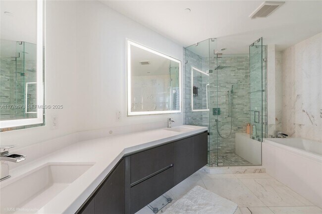 Building Photo - 851 NE 1st Ave