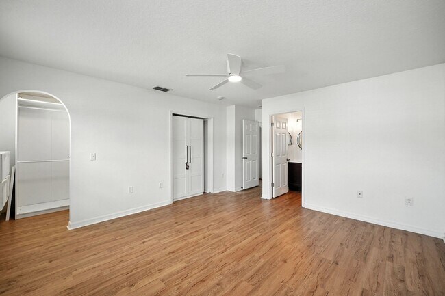 Building Photo - 32218 Gem: Open-Concept Townhome Minutes from the Airport