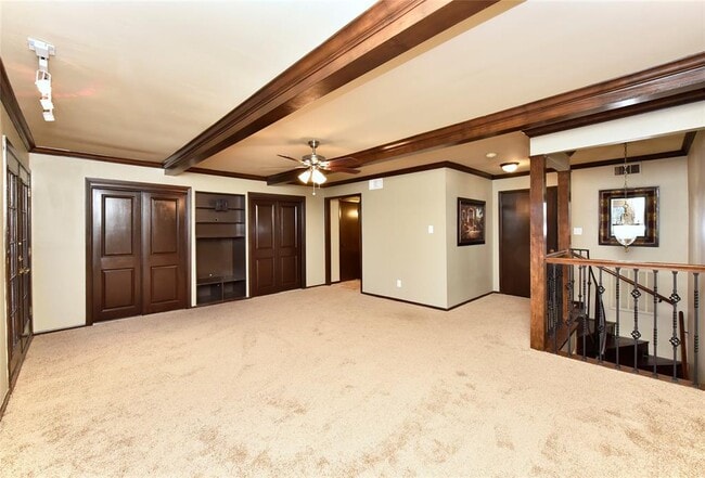 Building Photo - 2802 S Doral Dr