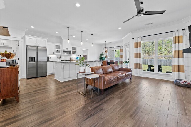 Building Photo - Beautiful home with Solar Panels!