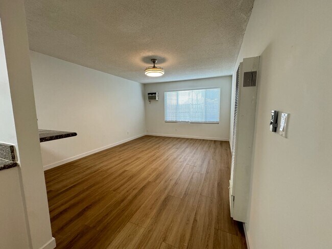 Interior Photo - 14220 Burbank Blvd