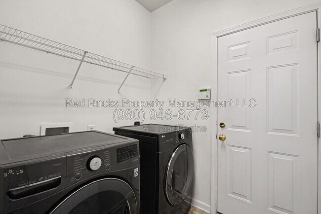 Building Photo - 7864 Whispering Wood Dr