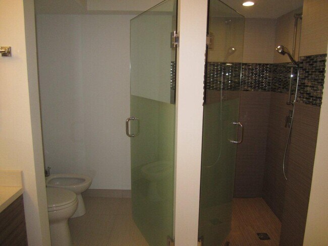 Mast Bth Wtr Closet & Shower - 170 Ocean Lane Dr
