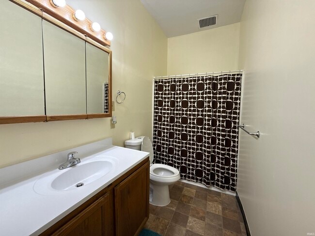 Building Photo - 7 Oak St